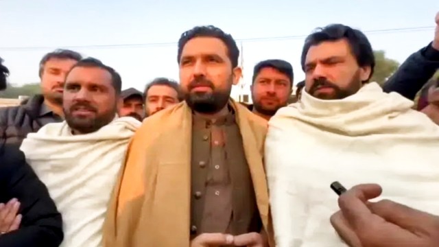 আদিয়ালা জেলের বাইরে কেপিকে মুখ্যমন্ত্রীর প্রতিবাদ: ইমরান খানের দীর্ঘ নির্জনতা ‘অস্বাভাবিক’